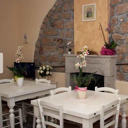 Guest House Le Gemelle Luras Extérieur photo
