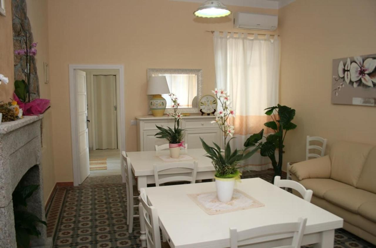 Guest House Le Gemelle Luras Extérieur photo