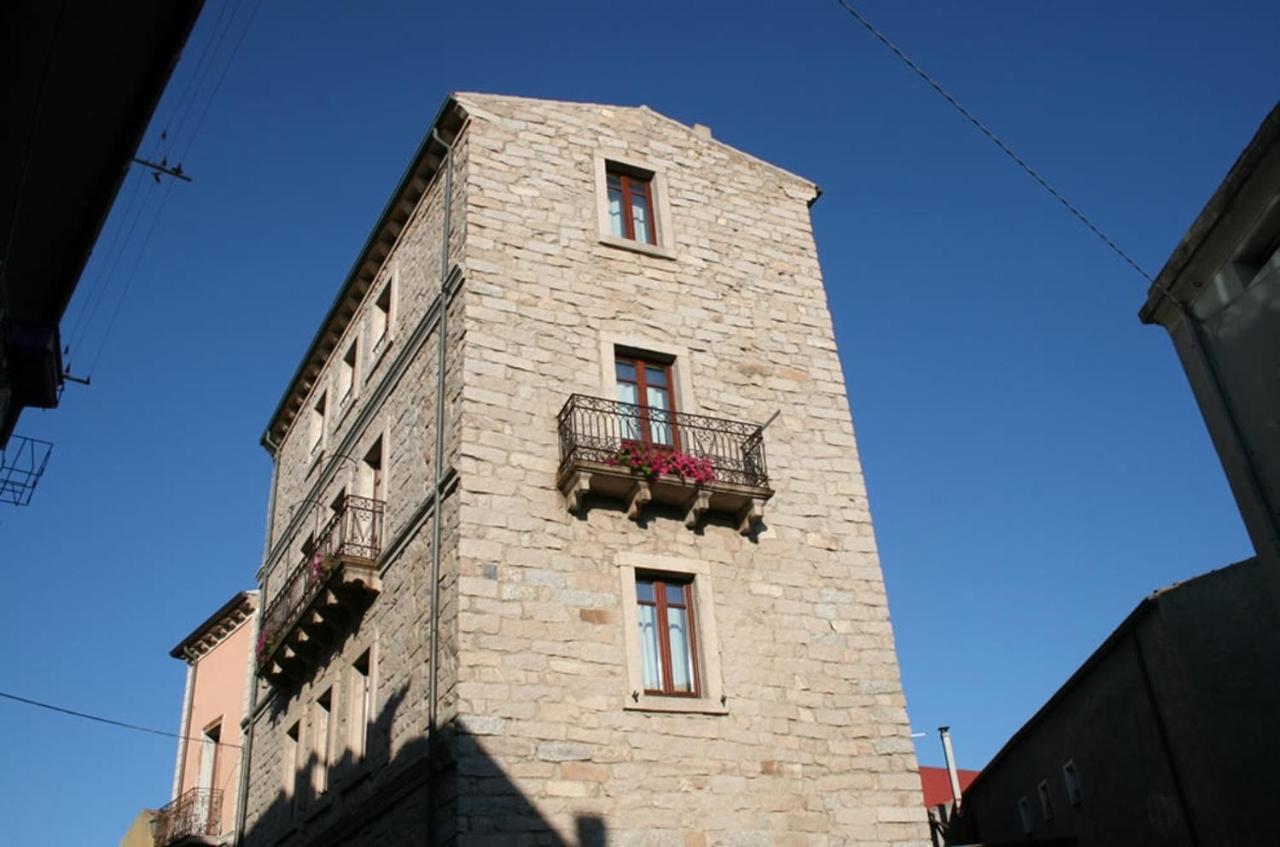 Guest House Le Gemelle Luras Extérieur photo