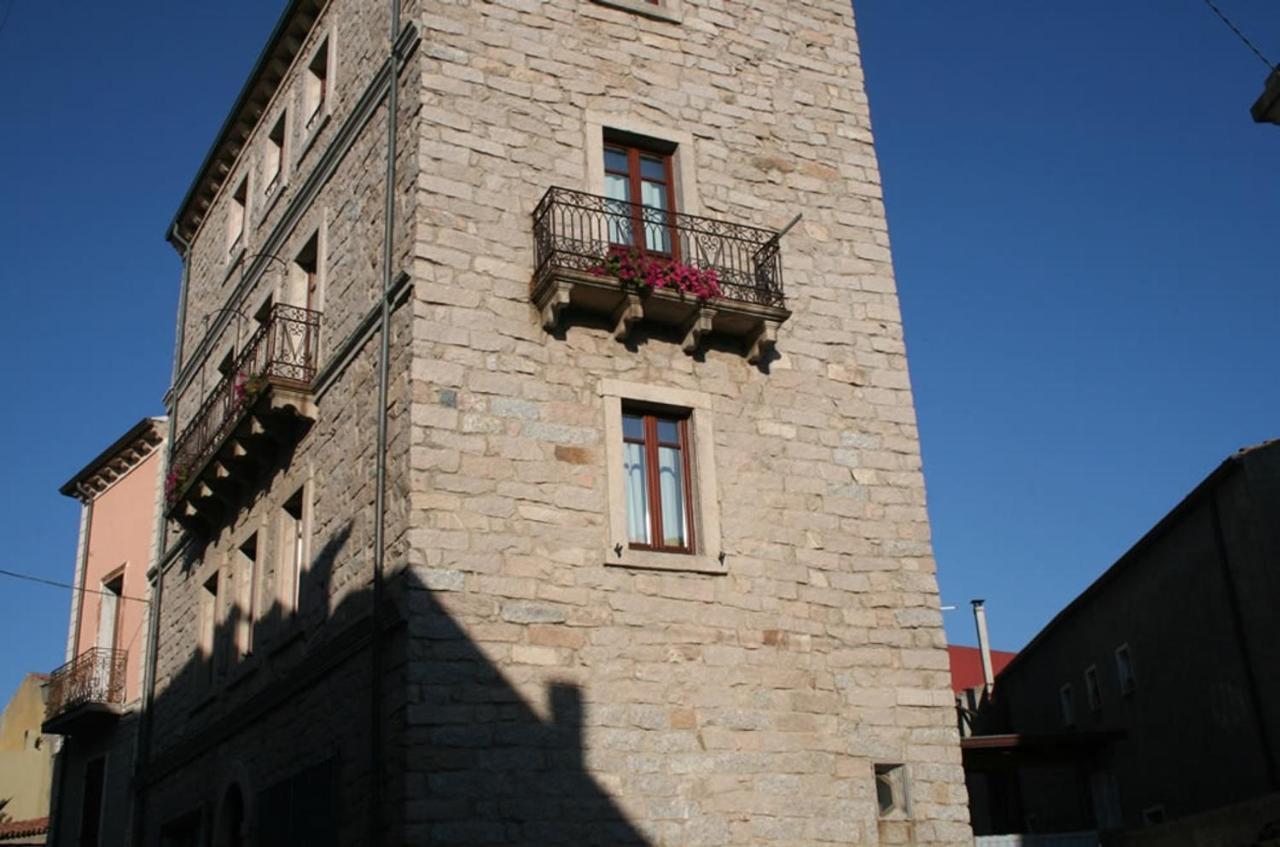 Guest House Le Gemelle Luras Extérieur photo