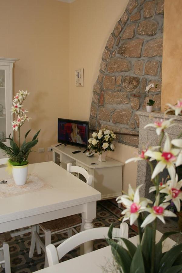 Guest House Le Gemelle Luras Extérieur photo