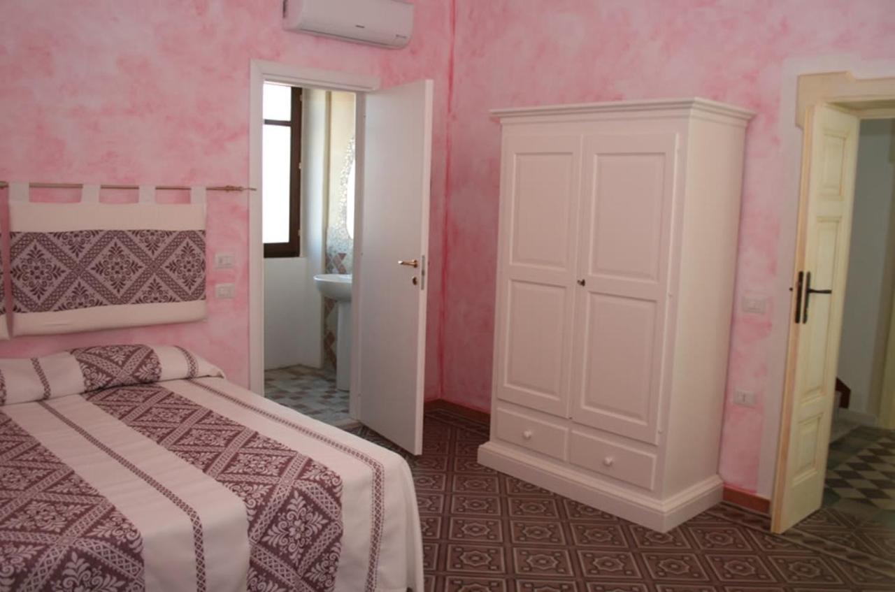 Guest House Le Gemelle Luras Extérieur photo