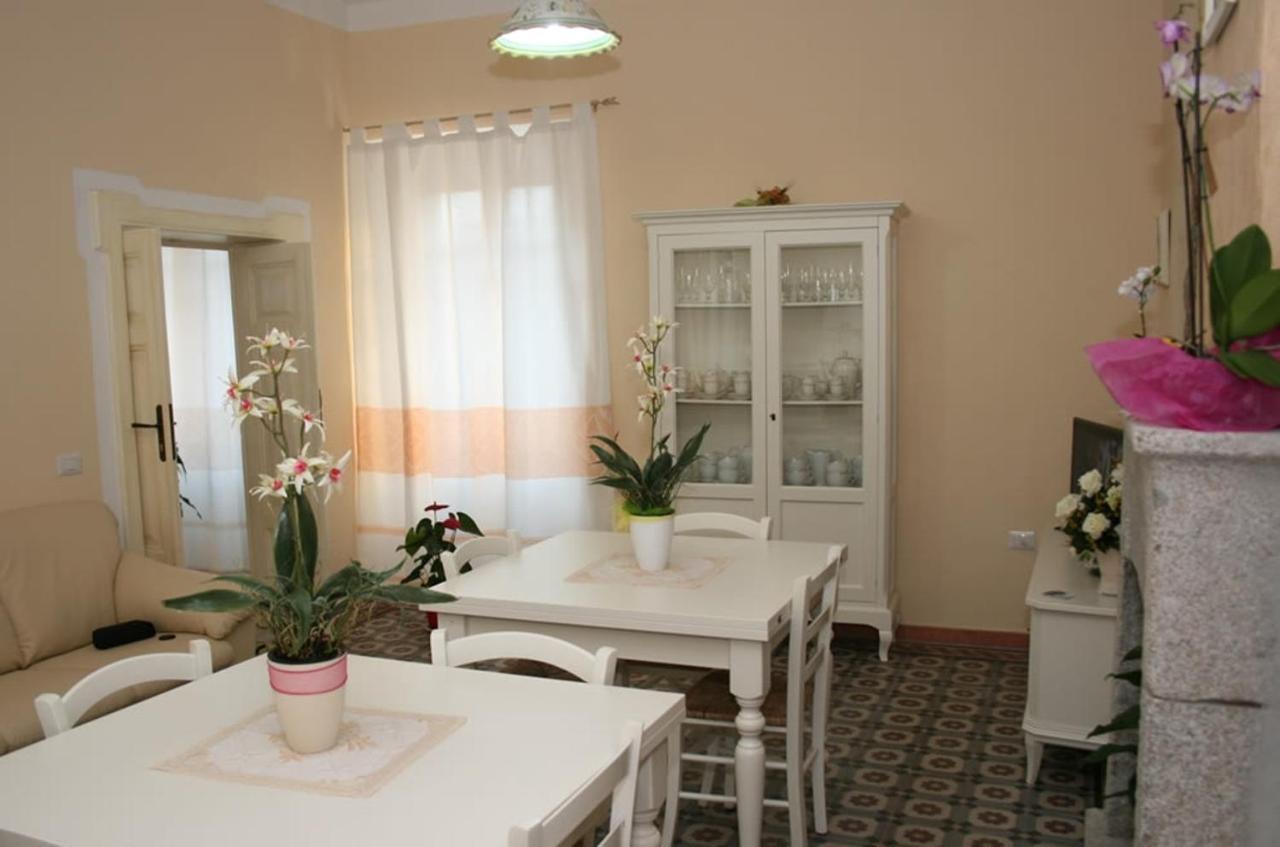 Guest House Le Gemelle Luras Extérieur photo