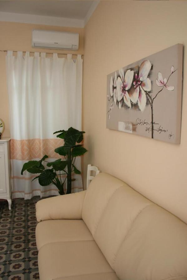 Guest House Le Gemelle Luras Extérieur photo