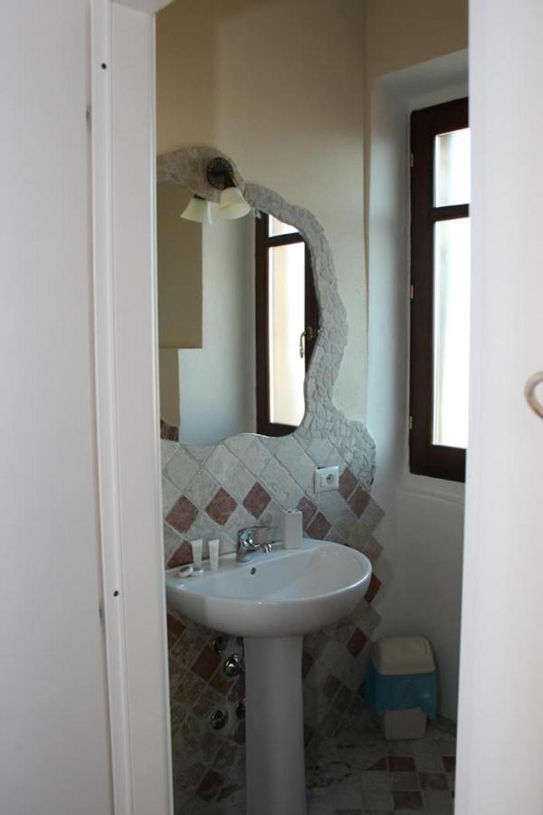 Guest House Le Gemelle Luras Extérieur photo
