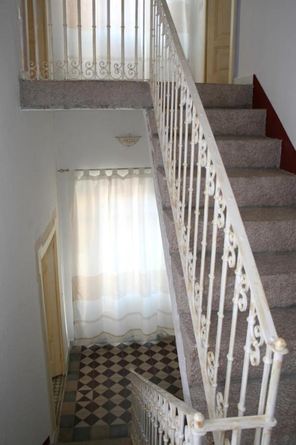 Guest House Le Gemelle Luras Extérieur photo