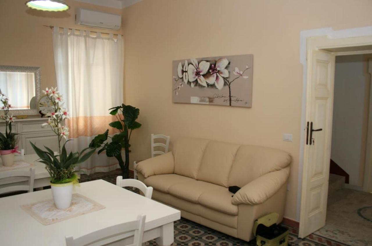 Guest House Le Gemelle Luras Extérieur photo