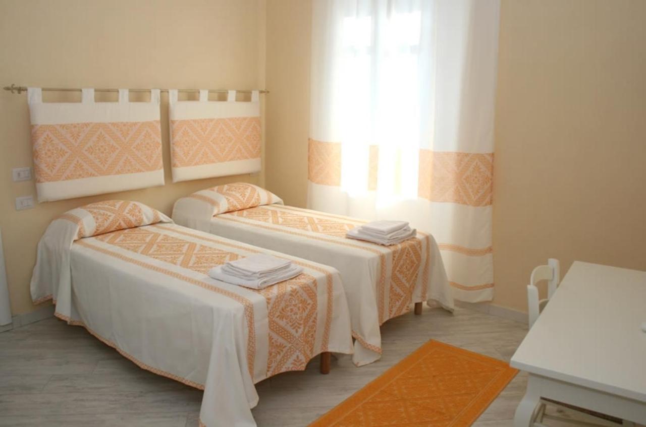 Guest House Le Gemelle Luras Chambre photo