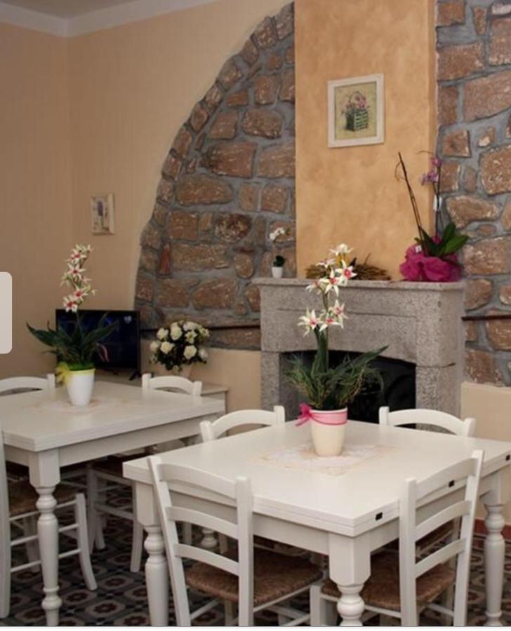 Guest House Le Gemelle Luras Extérieur photo